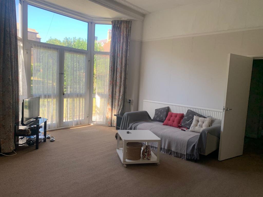 Lot: 140 - SEAFRONT BLOCK OF SIX FLATS ON GOOD SIZE PLOT - Flat one living room